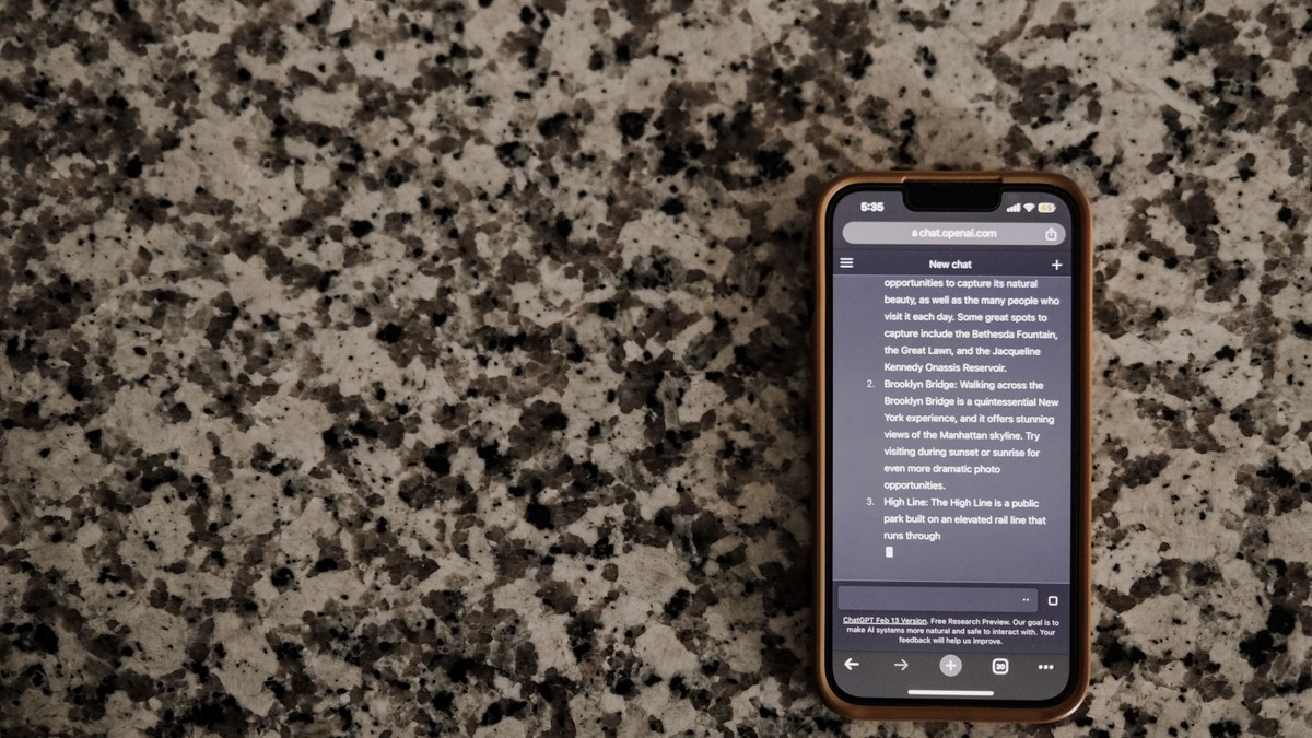 Message notification on a smartphone screen